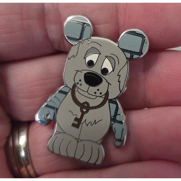 Disney Vinylmation Mystery PIN Park #4 Dog Keys Pirates Carribbean - Picture 1 of 4